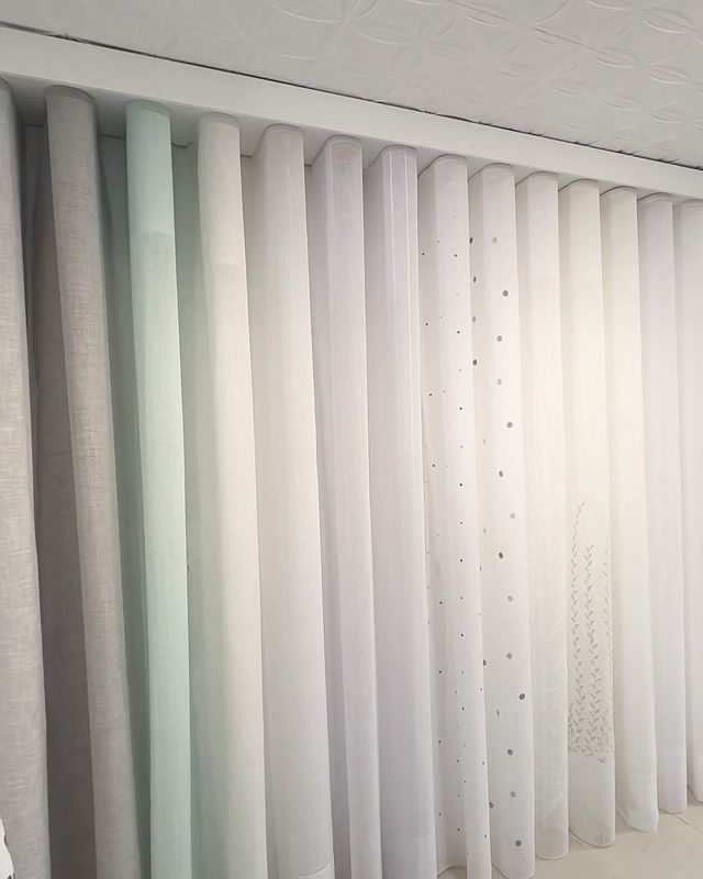 Cortinas y visillos blancos y verde agua