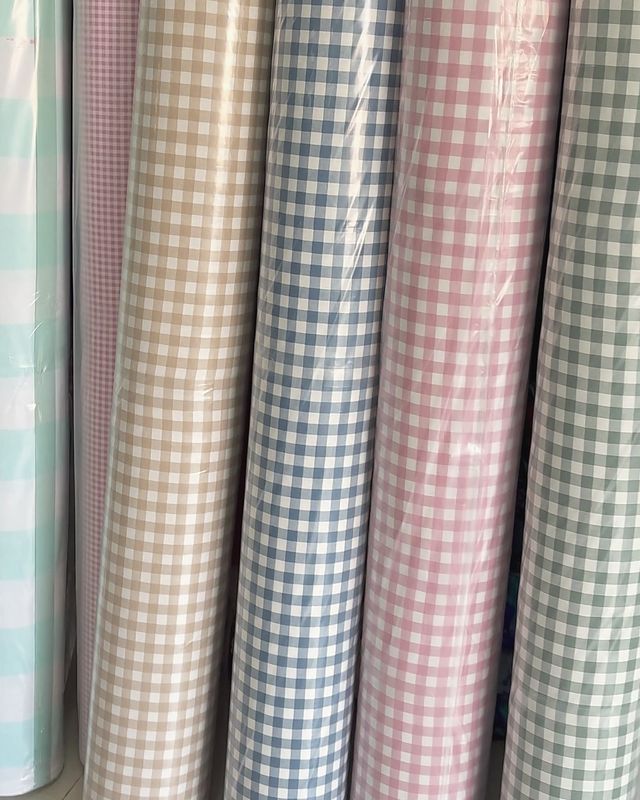 Rollos de tela de cuadro vichy en beige, azul, rosa y verde